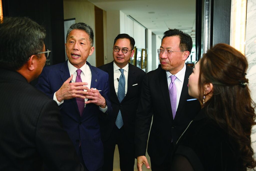 以上 瑞銀集團台灣區總經理陳允懋號招慈善企業家一起做愛心。